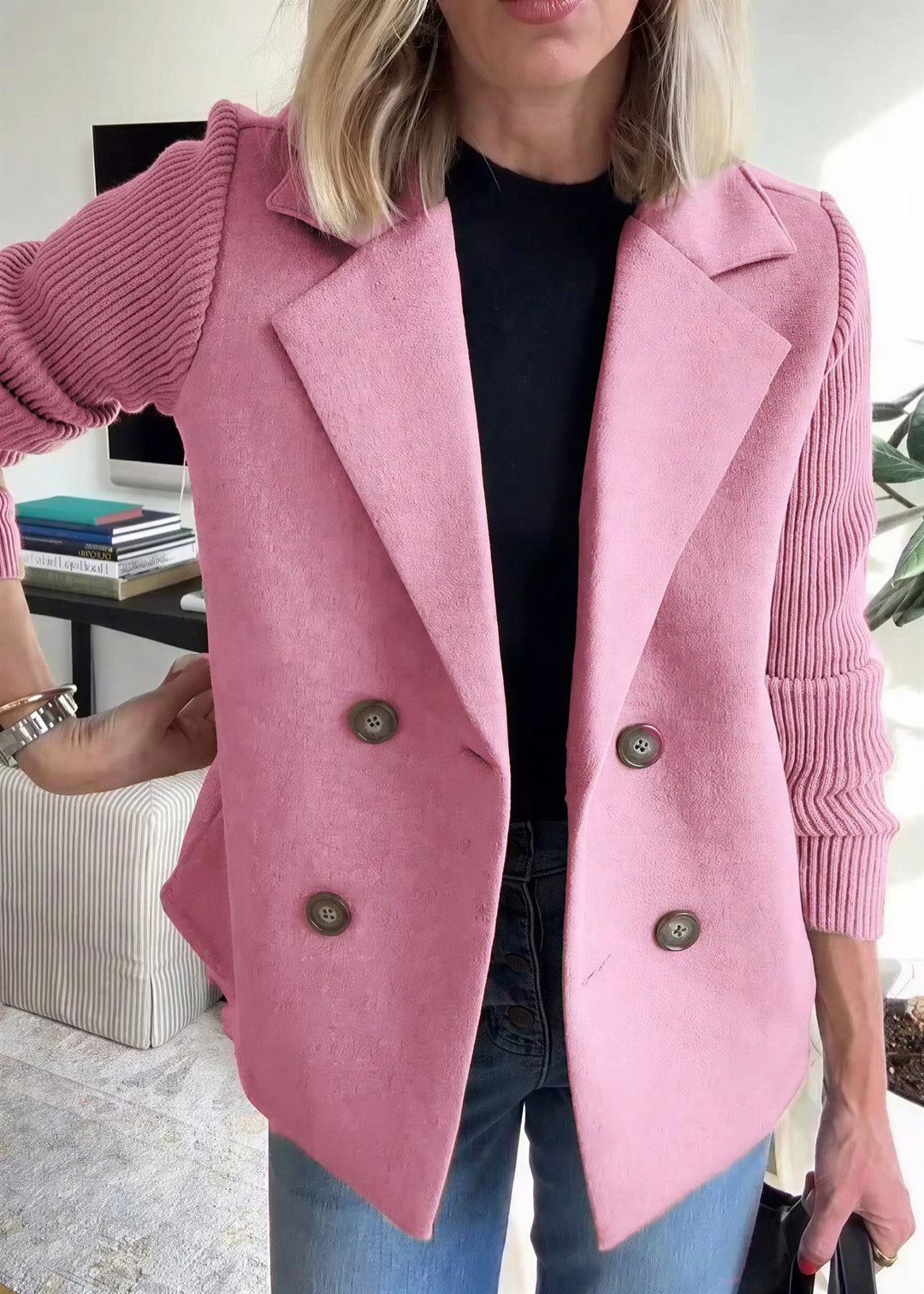 Dobbeltradet blazer med ribstrikkede ærmer