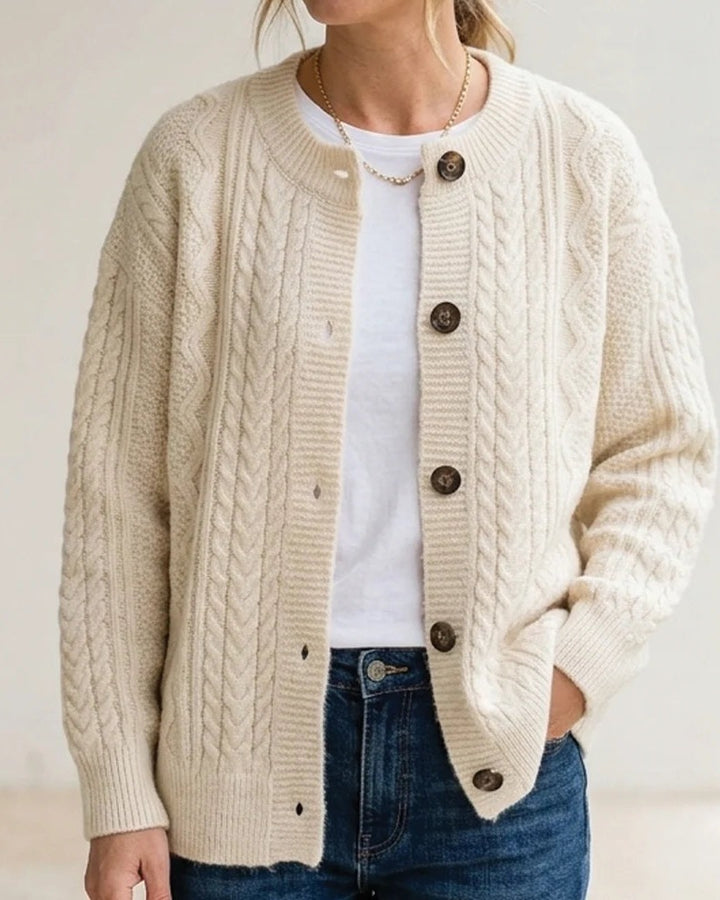 Beige grov kabelstrik cardigan set forfra