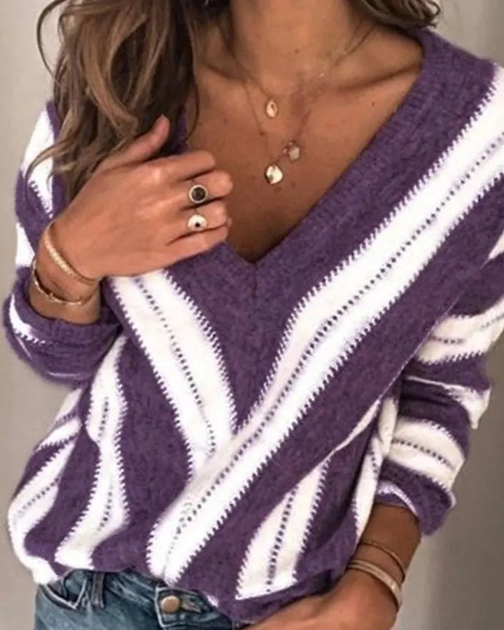 Violet chevron stribet striktrøje set forfra