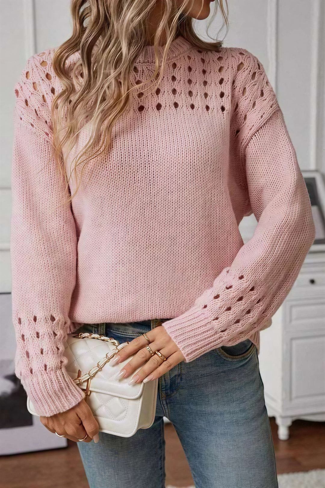 Pink striktrøje med åben stingdetalje set forfra