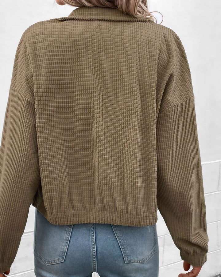 Kort Jakke Dame i Vaffelstruktur med Ståkrave og Trykknapper i brun set fra siden