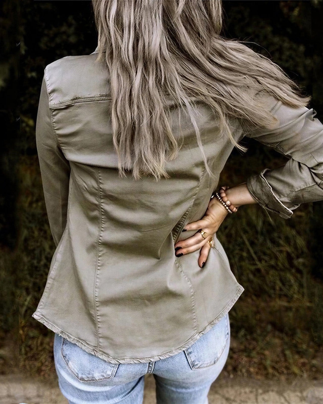 Denimjakke Dame med Brystlommer og Rå Kant set fra siden