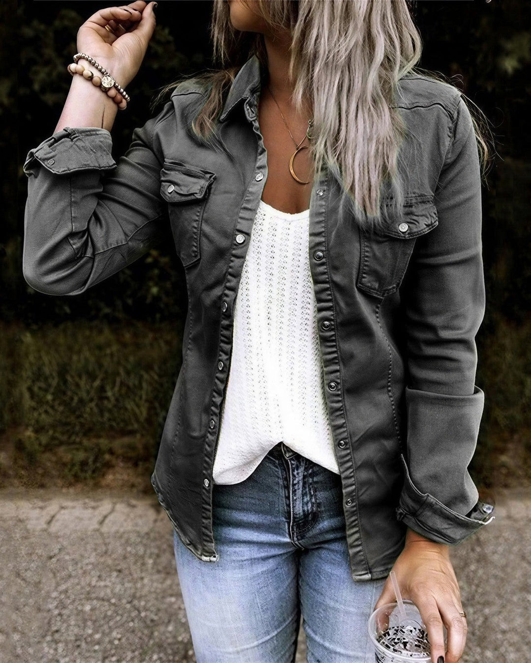 Denimjakke Dame med Brystlommer og Rå Kant i sort set forfra