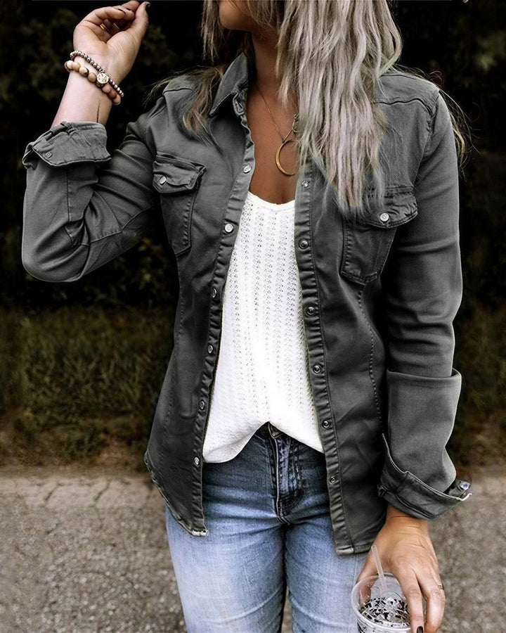 Denimjakke Dame med Brystlommer og Rå Kant i sort set forfra