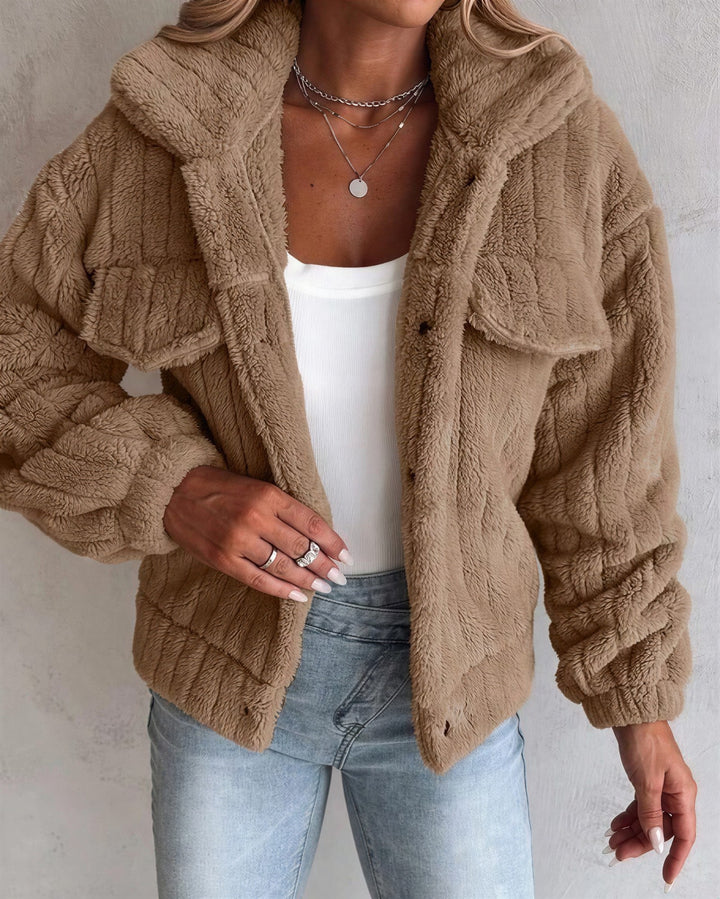 Oversized Teddyjakke Dame med Brystlommer i brun set forfra