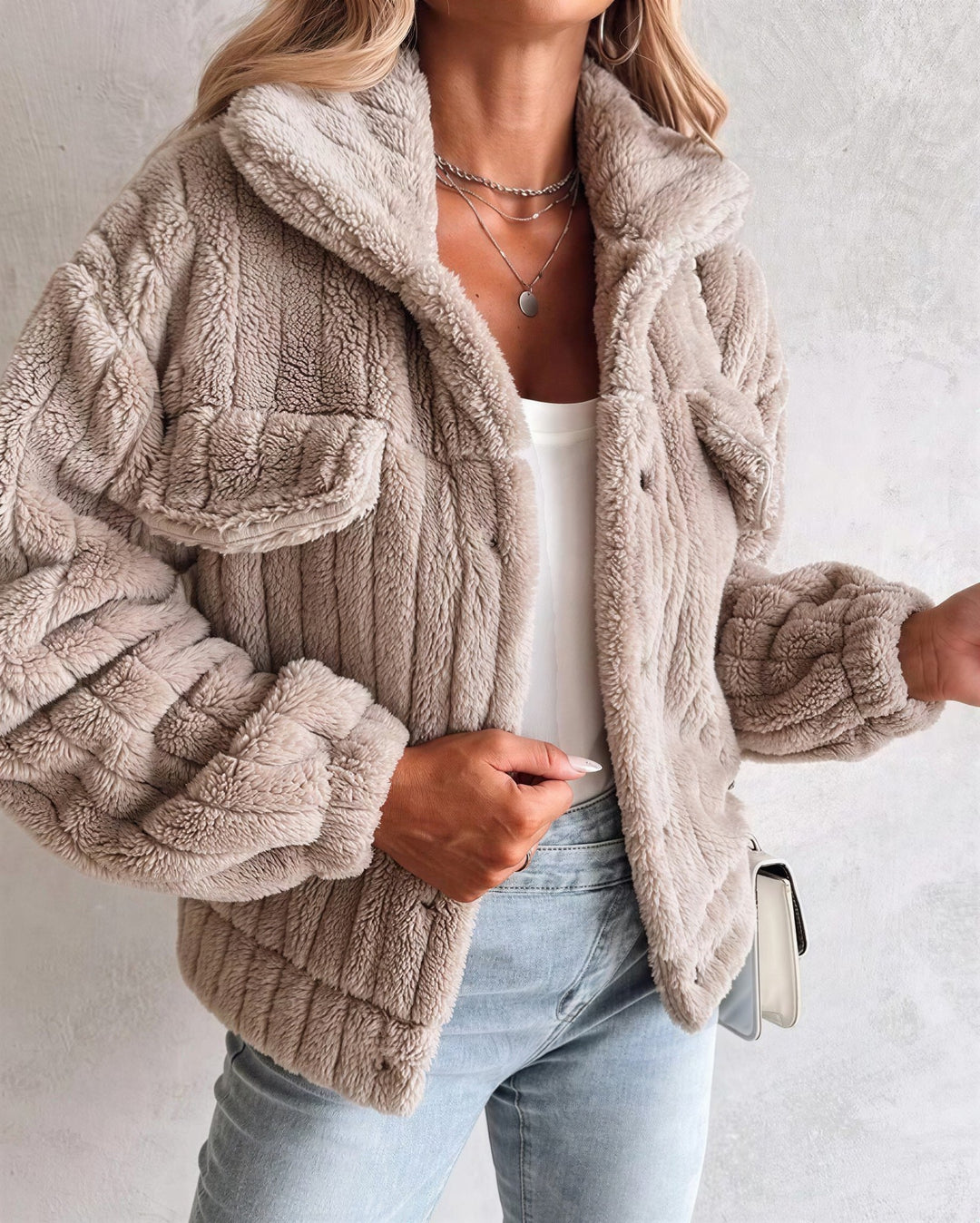 Oversized Teddyjakke Dame med Brystlommer i khaki set forfra