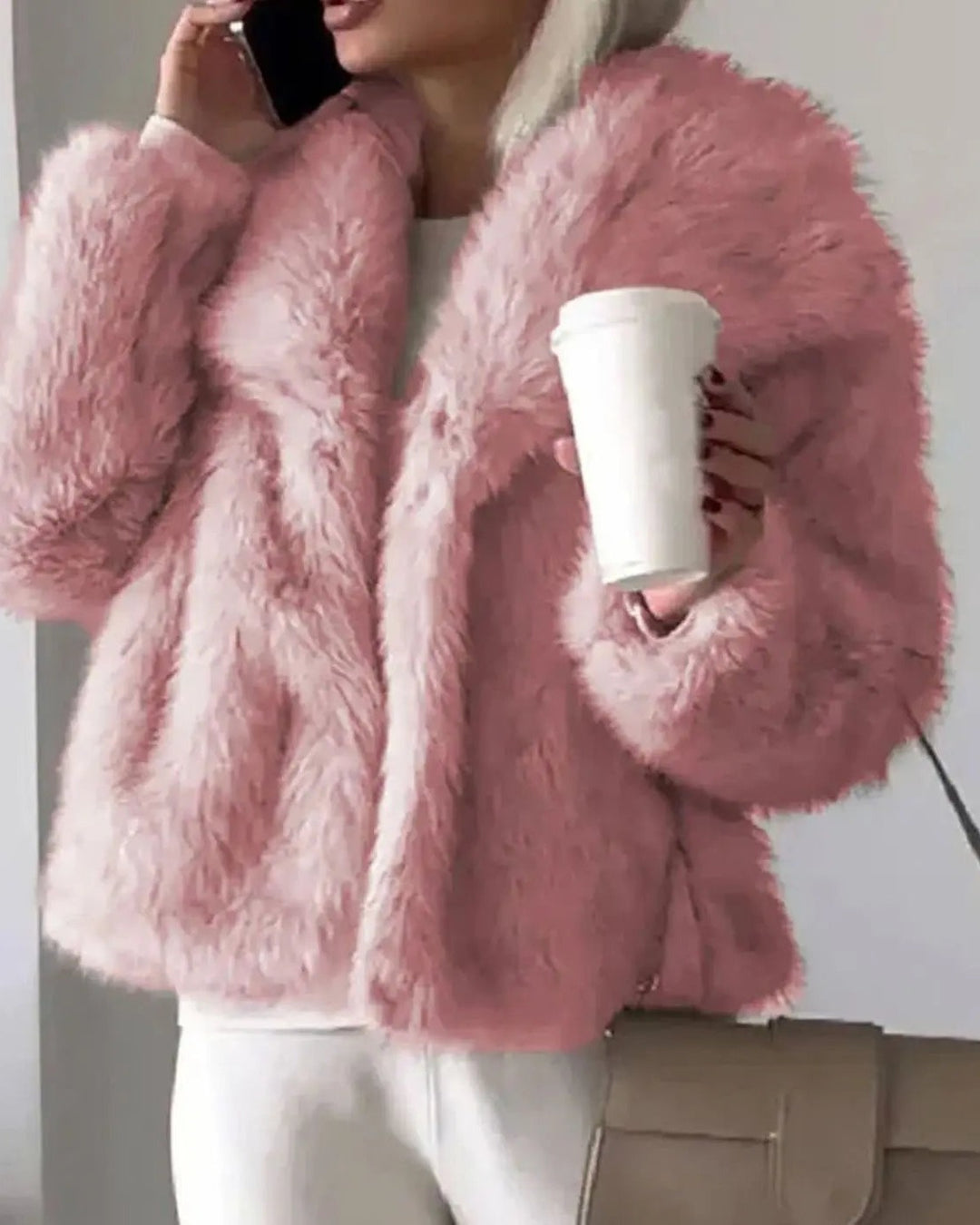 Kort Pelsjakke Dame i Kunstpels med Åben Front og Brede Revers i pink set forfra