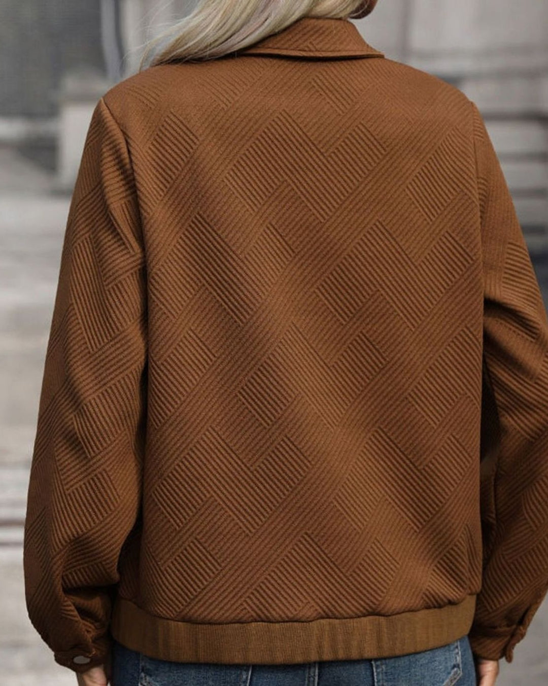 Kort Jakke Dame med Diamantstruktur og Brystlommer i kaffebrun set fra siden
