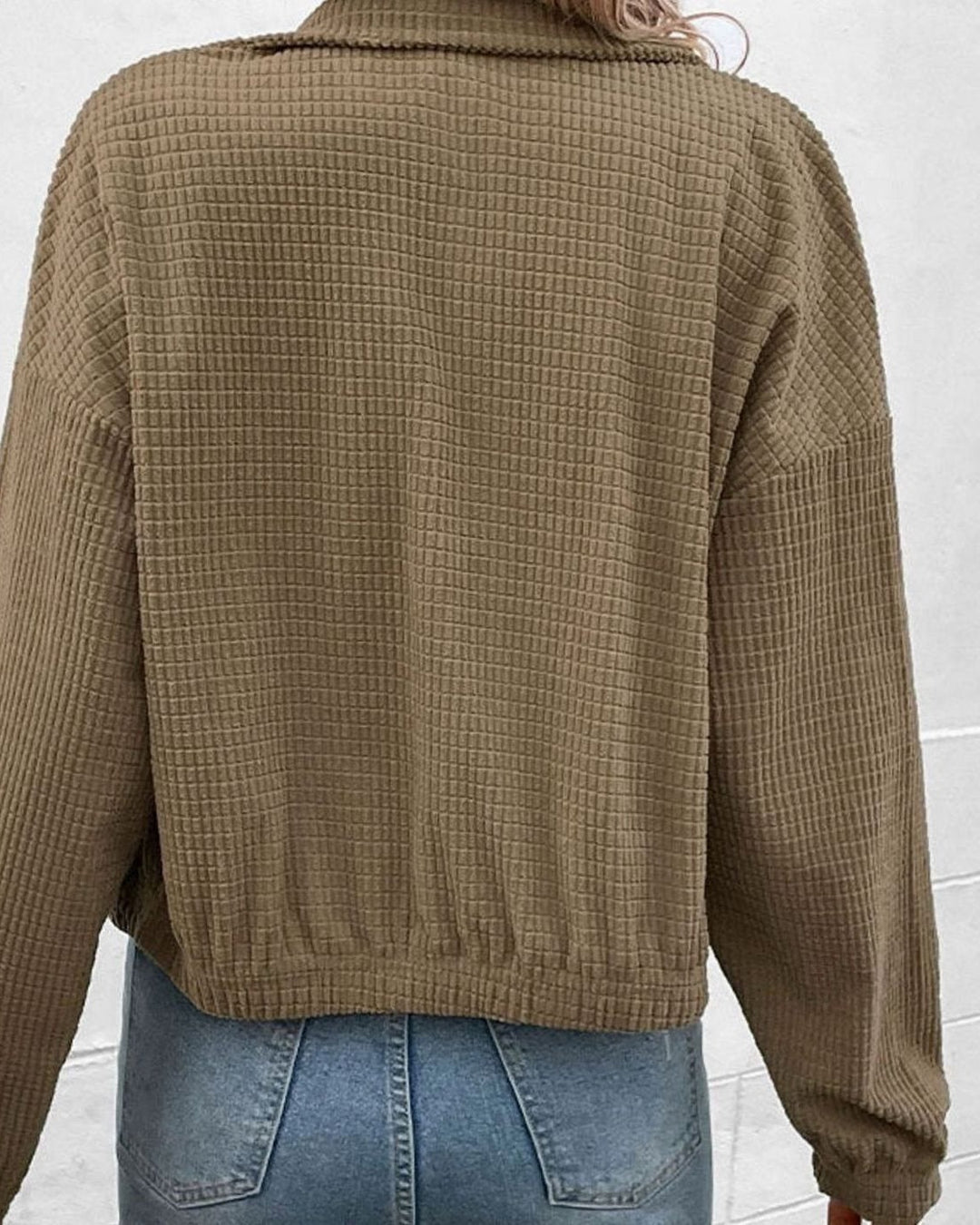 Kort Vaffelstrikket Jakke Dame med Ståkrave og Trykknapper i brun set fra siden