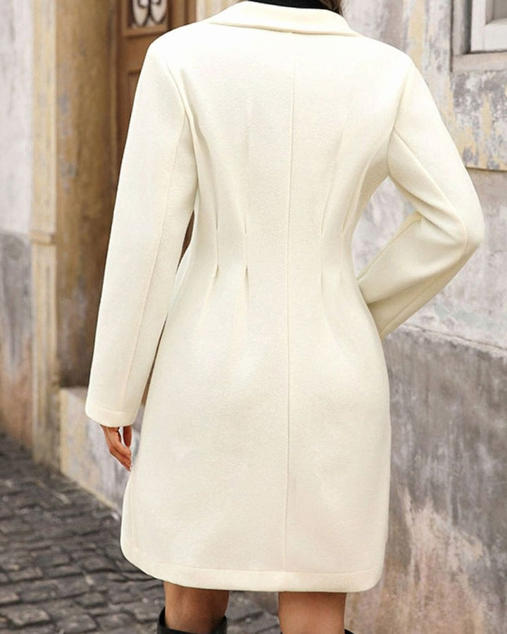 Dobbeltradet Uldfrakke Dame med Perleknapper i beige set fra siden