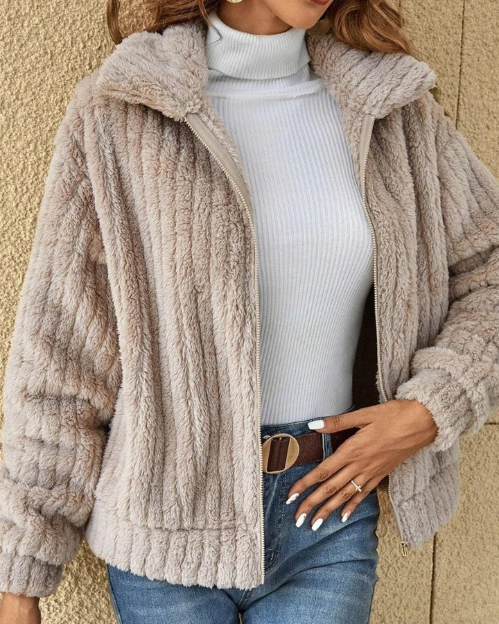 Teddyjakke Dame med Bred Krave og Ribbet Struktur i beige set forfra