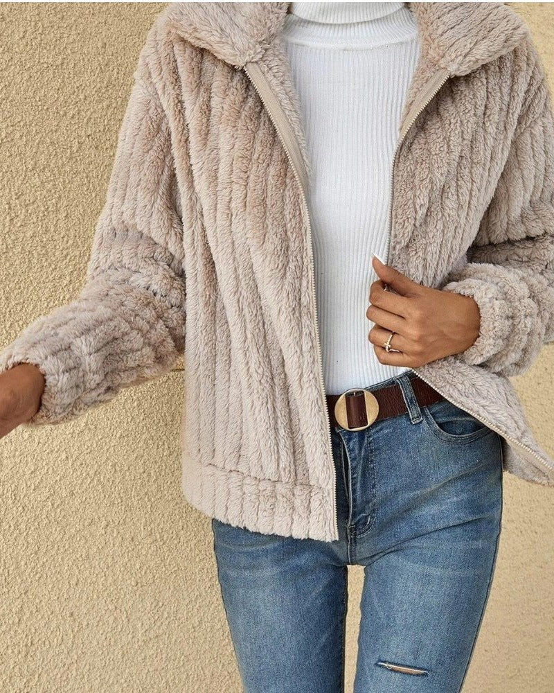 Teddyjakke Dame med Bred Krave og Ribbet Struktur i beige set fra siden