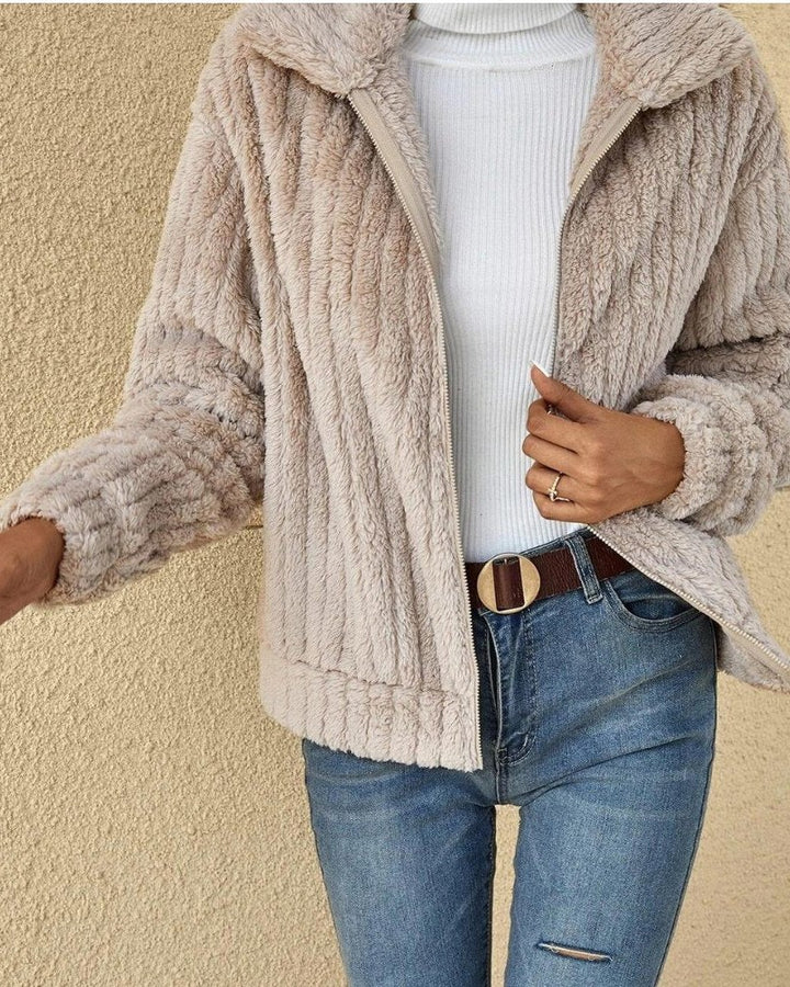 Teddyjakke Dame med Bred Krave og Ribbet Struktur i beige set fra siden