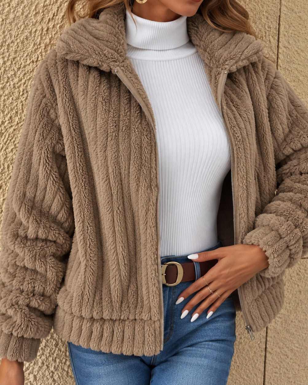 Teddyjakke Dame med Bred Krave og Ribbet Struktur i brun set forfra