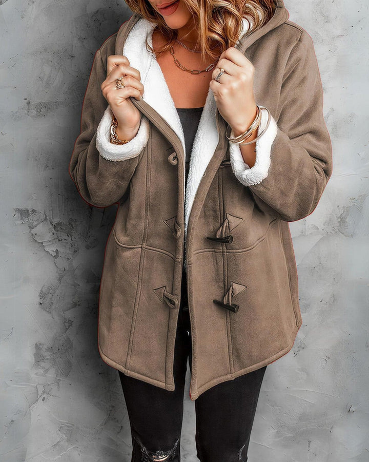 Jakke Dame med Hætte, Sherpafor og Knebelknapper i taupe set forfra