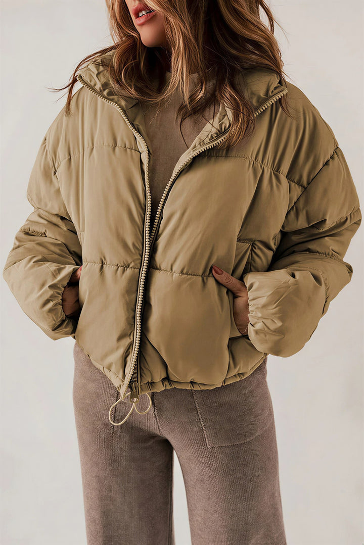 Kort Dunjakke Dame med Ståkrave og Snøre i Kanten i khaki set forfra