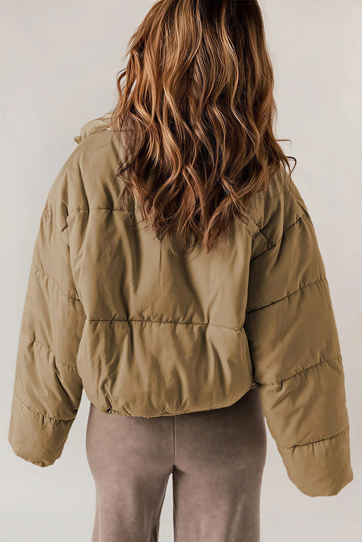 Kort Dunjakke Dame med Ståkrave og Snøre i Kanten i khaki set fra siden
