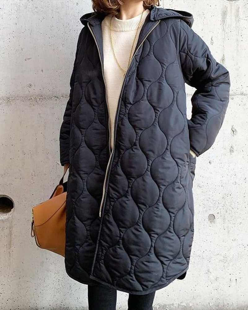 Oversized Quiltet Frakke Dame med Hætte og Buet Quiltning i blå set fra siden