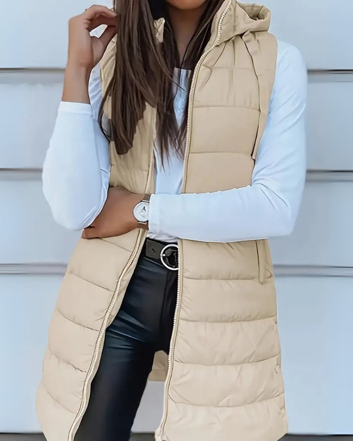 Lang Quiltet Vest Dame med Hætte og Lynlås i beige set forfra