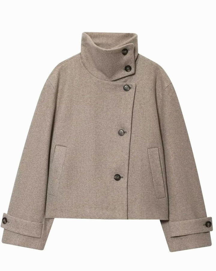 Kort Uldfrakke Dame med Høj Krave og Asymmetrisk Knaplukning i beige set forfra
