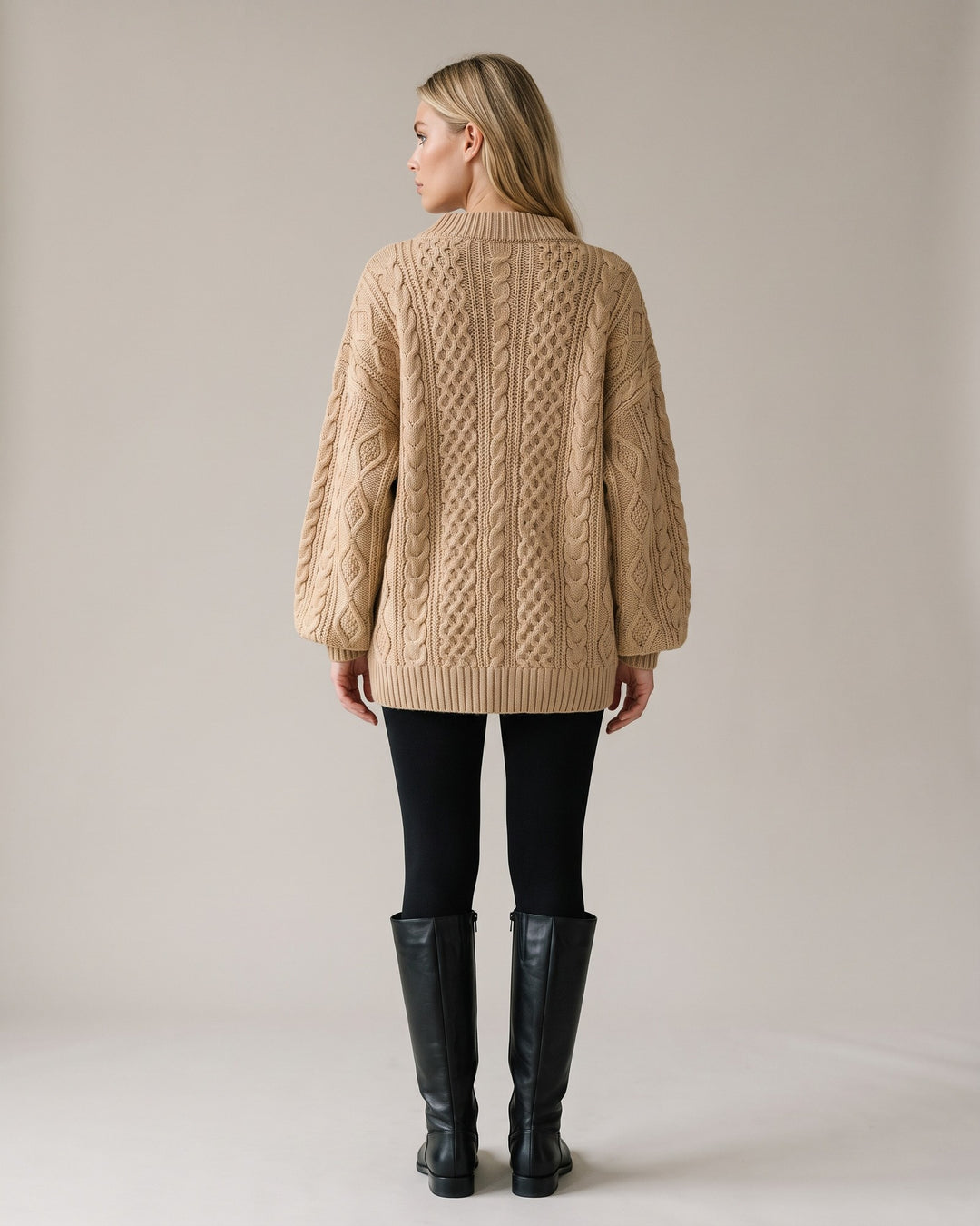 Oversized striktrøje i beige set bagfra med kabelmønster
