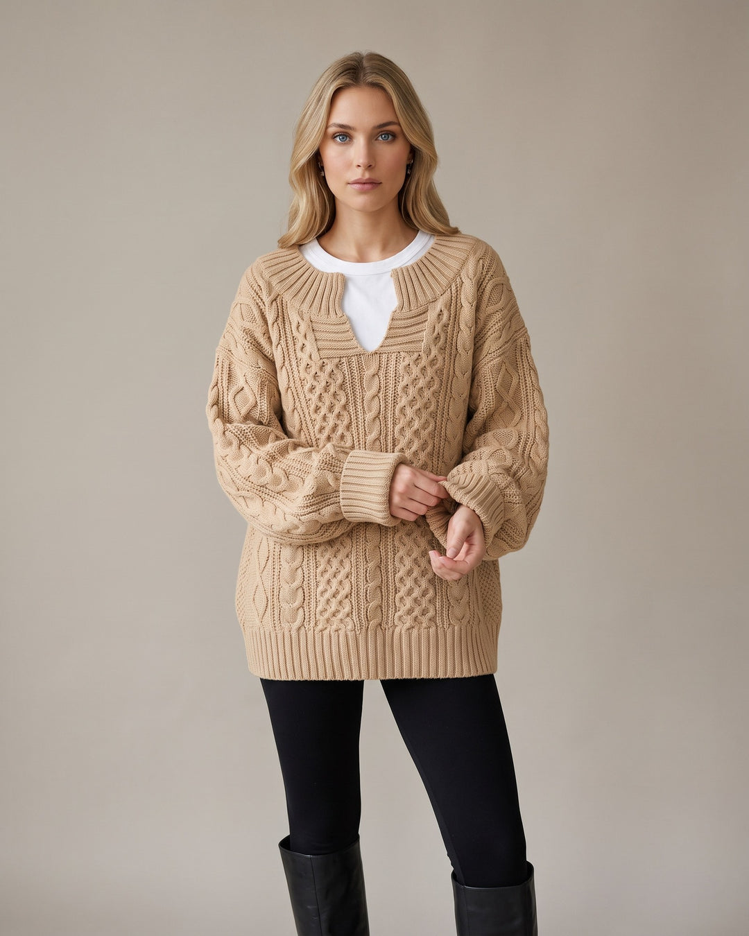 Oversized striktrøje i beige set forfra i fuld figur