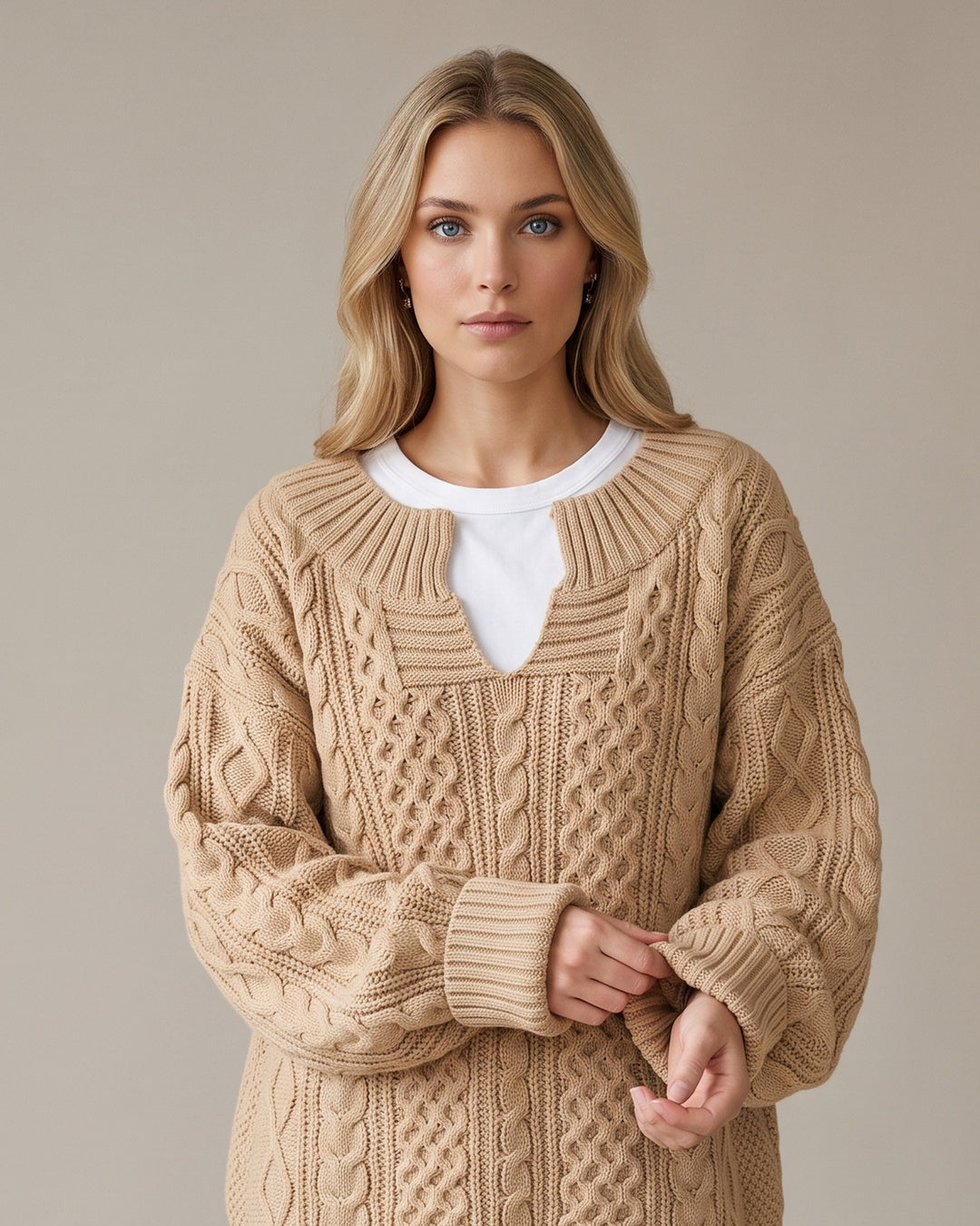 Oversized kabelstrikket striktrøje med V-hals i beige