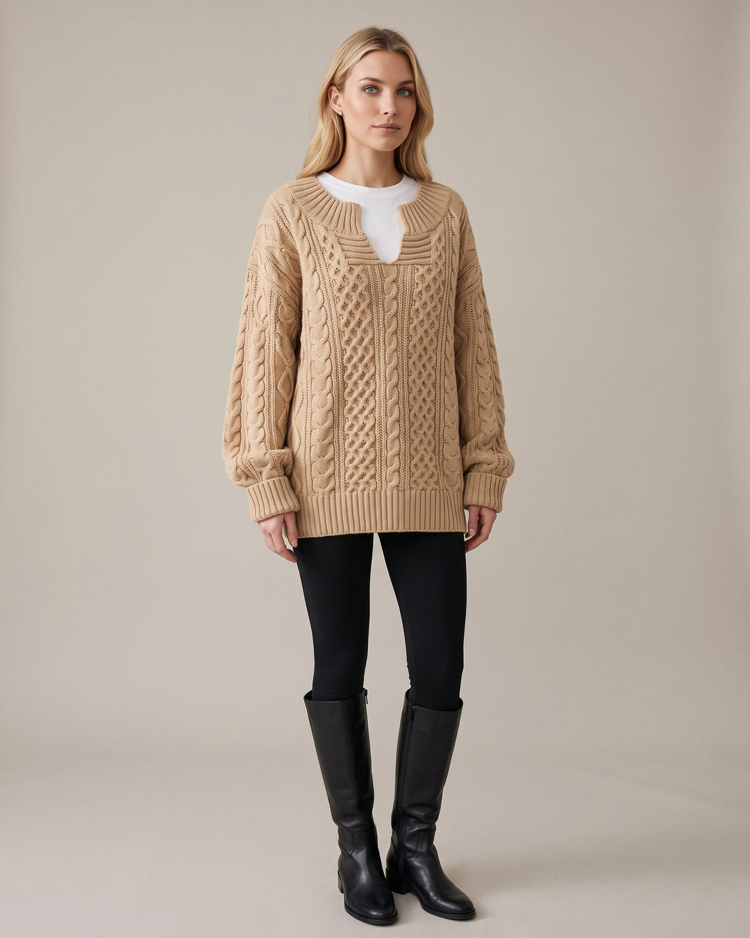 Oversized striktrøje i beige set fra siden