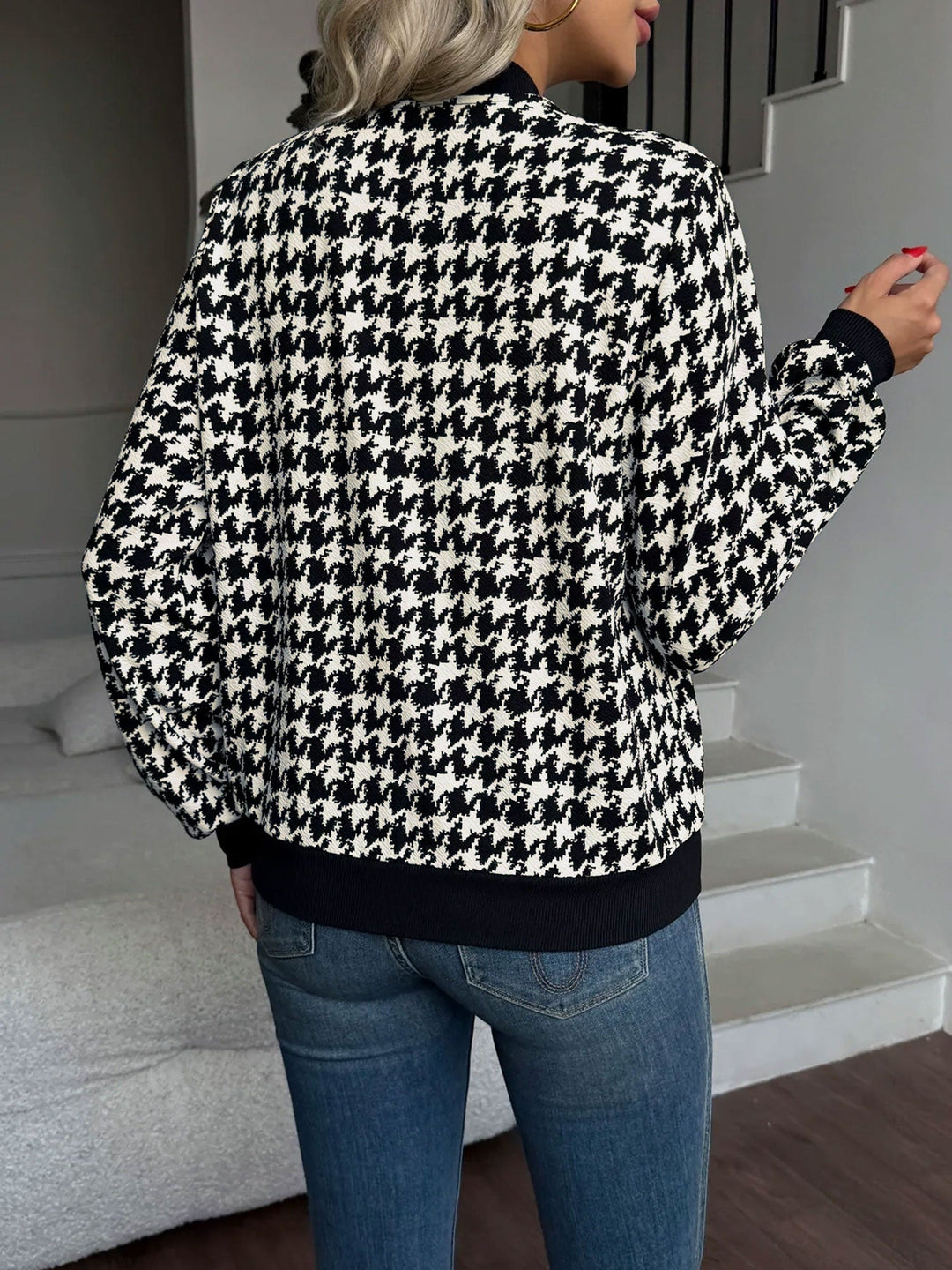 Bomberjakke Dame med Houndstooth Mønster og Ribkanter i sort set fra siden