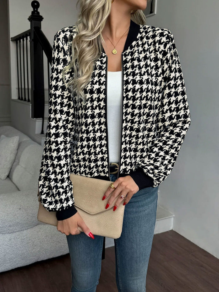 Bomberjakke Dame med Houndstooth Mønster og Ribkanter i sort set skråt forfra