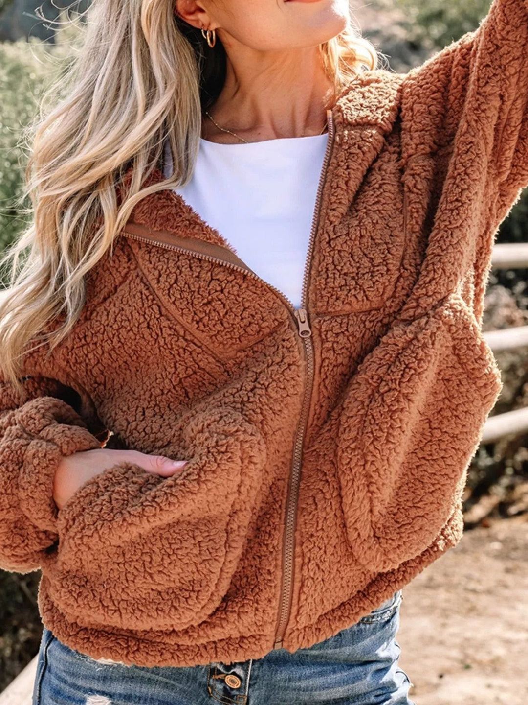 Oversized Teddyjakke Dame med Hætte og Forlommer i brun set bagfra