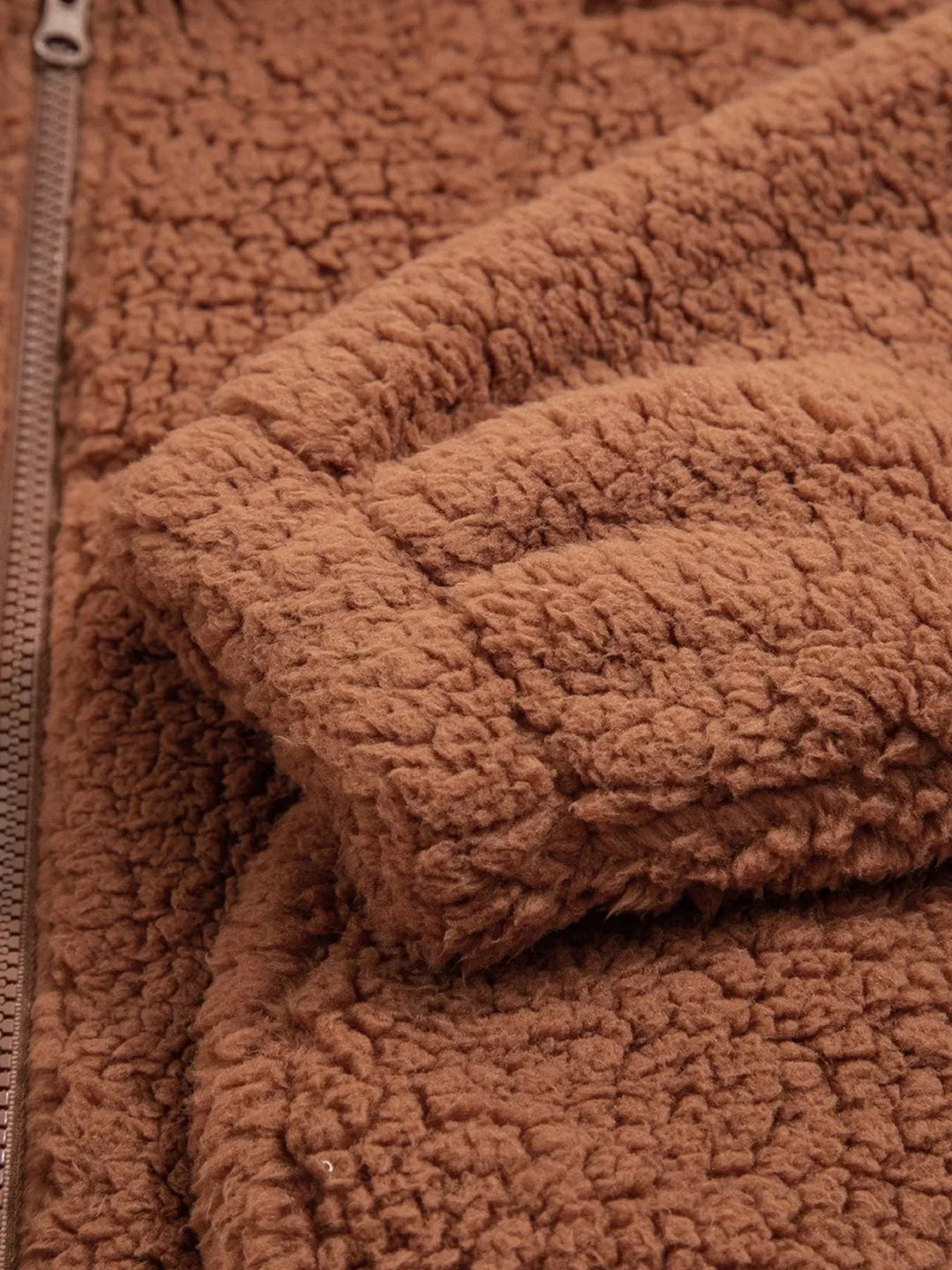 Oversized Teddyjakke Dame med Hætte og Forlommer i brun set i helfigur