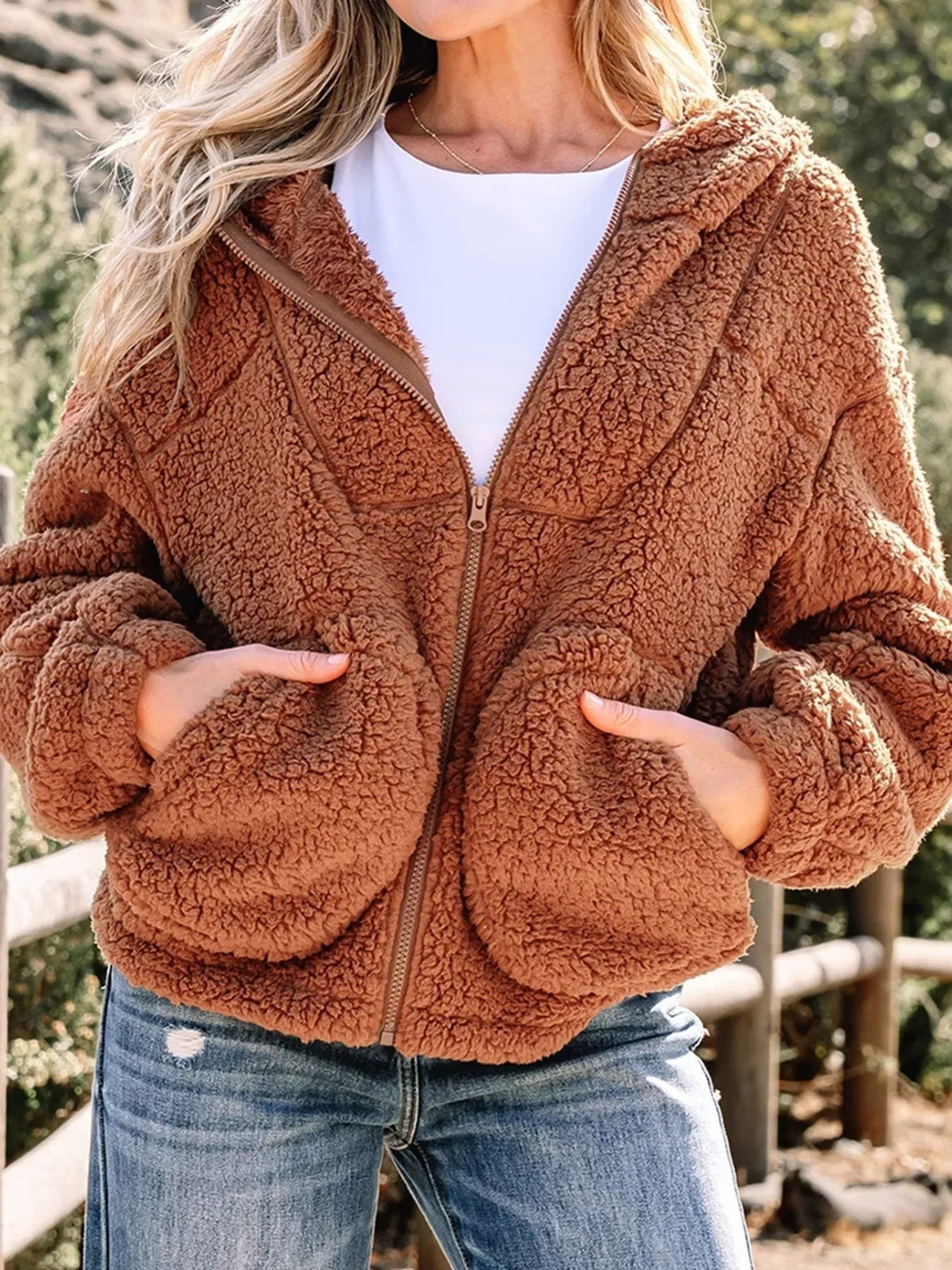 Oversized Teddyjakke Dame med Hætte og Forlommer i brun set forfra