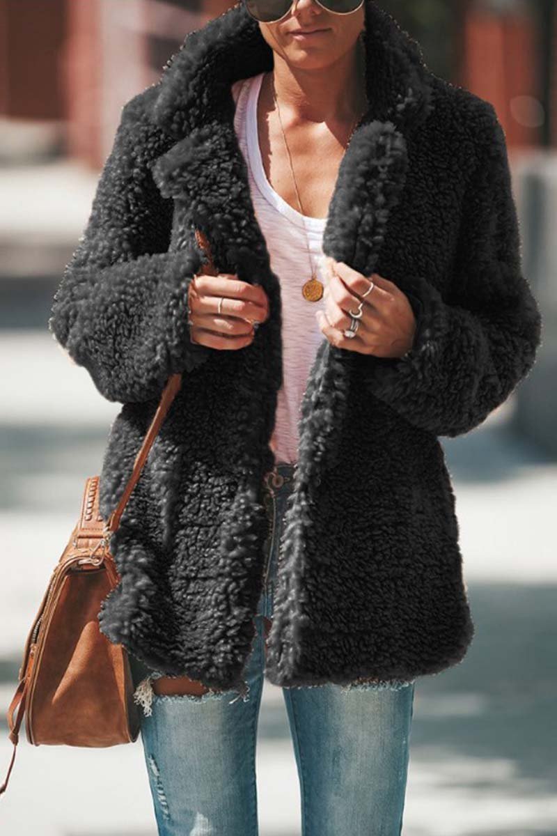 Oversized Teddyfrakke Dame med Brede Revers i sort set forfra