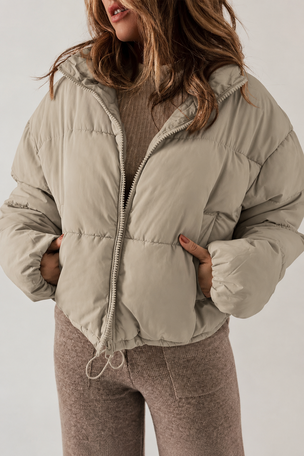 Kort Dunjakke Dame med Ståkrave og Snøre i Kanten i beige set forfra