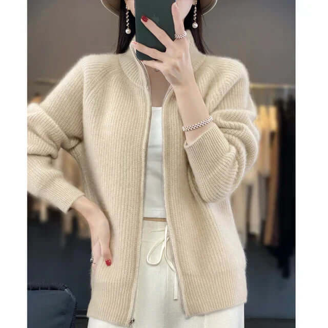 Beige strikcardigan med fuld lynlås