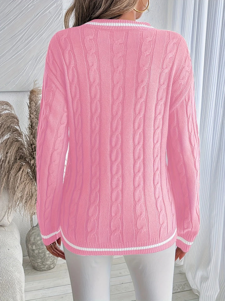 Pink kabelstriktrøje set bagfra