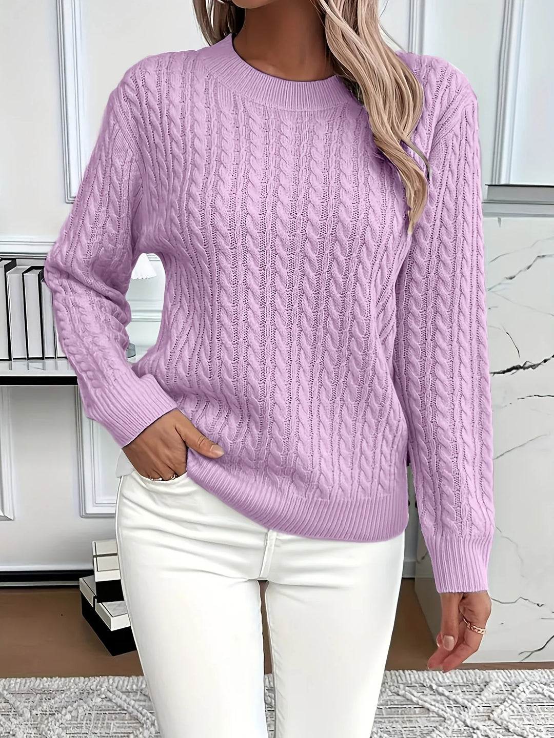 Lilla oversized kabelstriktrøje set forfra