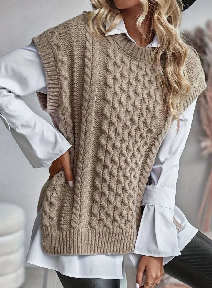 Khaki kabelstrikket sweatervest over hvid skjorte