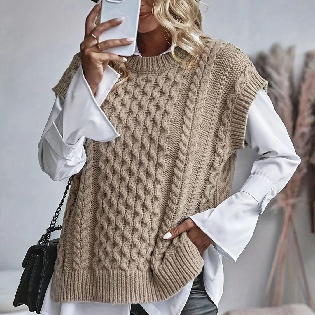 Kabelstrikket sweatervest i khaki set forfra