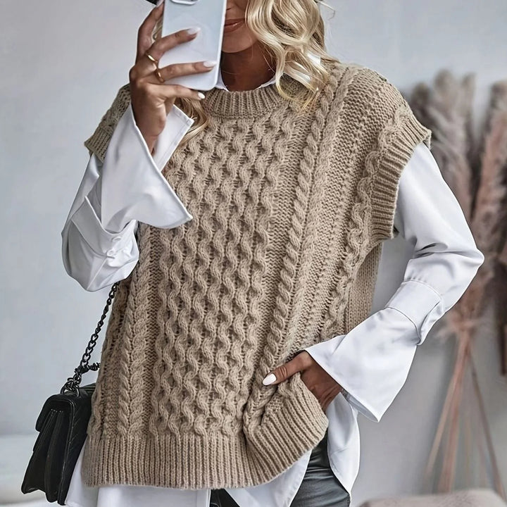 Kabelstrikket sweatervest i khaki set forfra