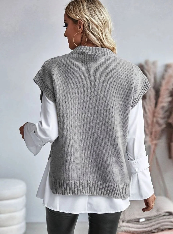 Grå sweatervest set bagfra