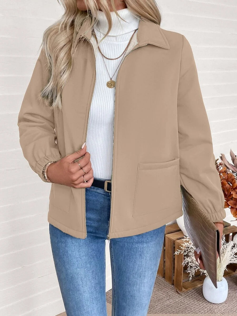 Fleeceforet Jakke Dame med Lynlås og Elastiske Manchetter i khaki set forfra
