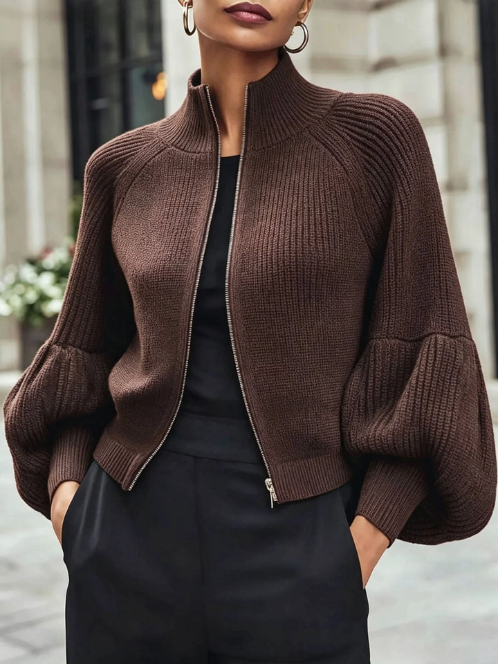 Cropped cardigan med ståkrave i brun set forfra