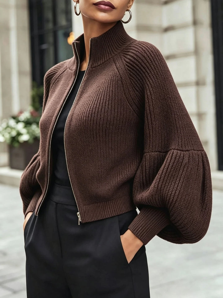 Brun cropped cardigan med pufærmer set fra siden