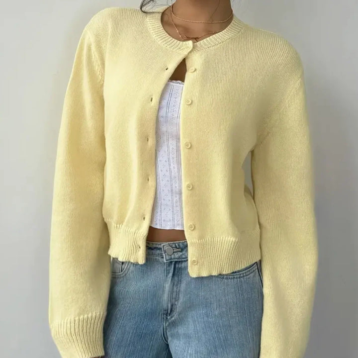 Gul kort cardigan set forfra