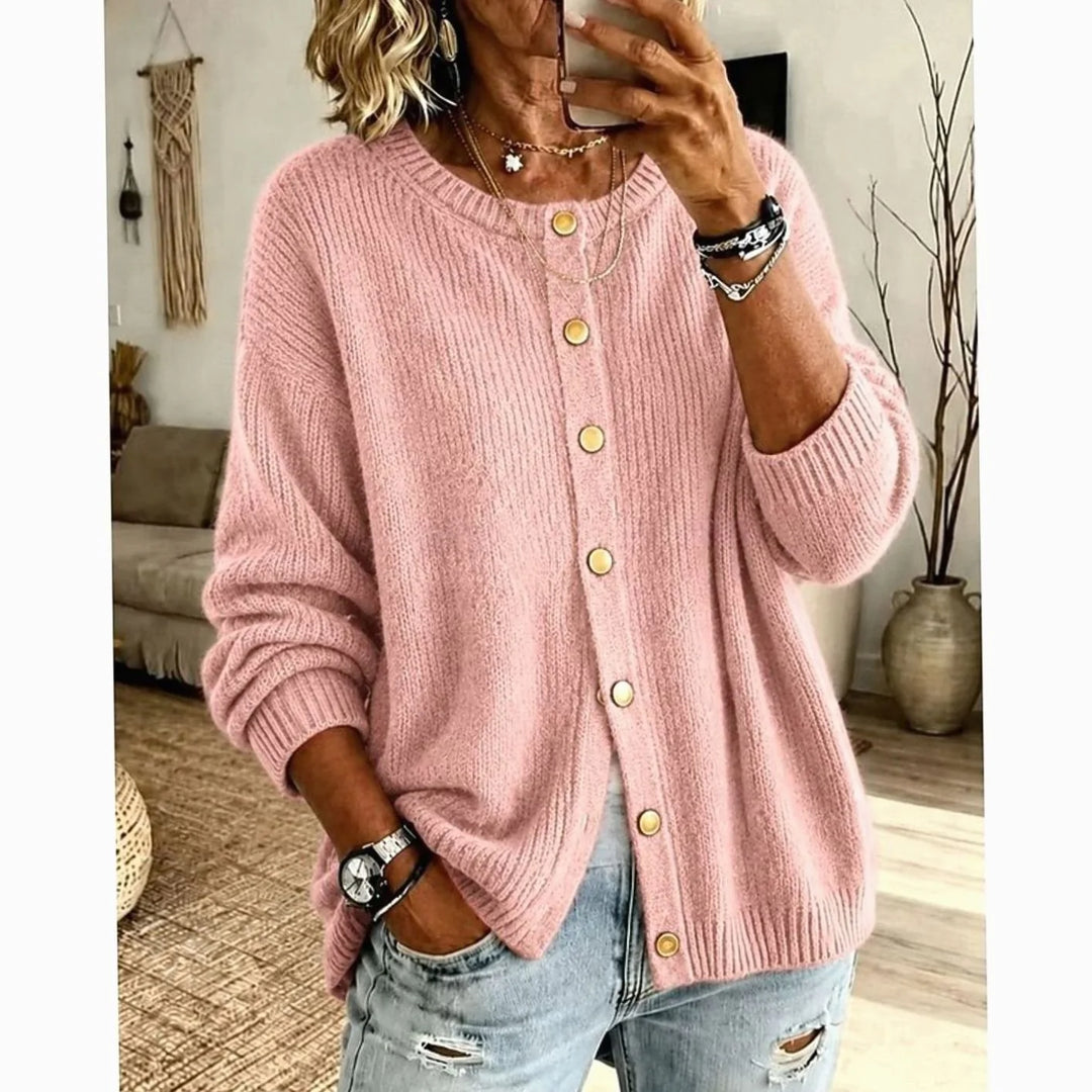 Pink strikcardigan med guldknapper set forfra