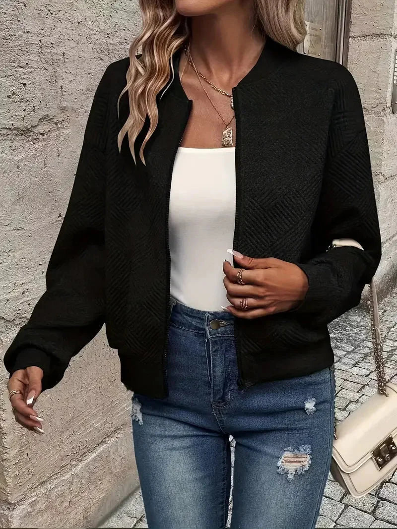 Sort strikcardigan med lynlås og diamantmønster set forfra