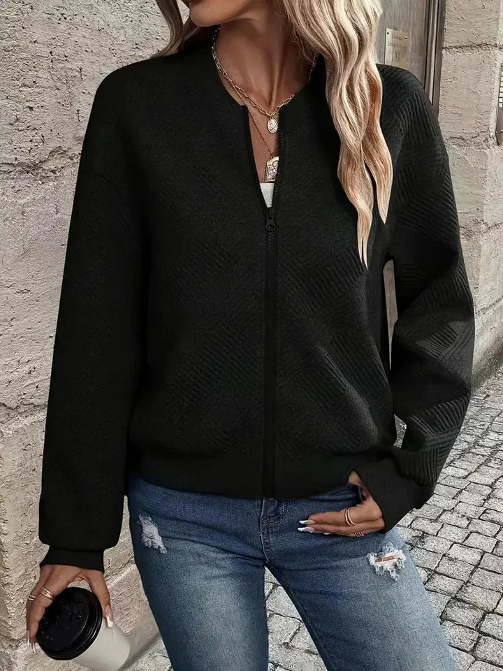 Sort strikcardigan med lynlås set fra siden