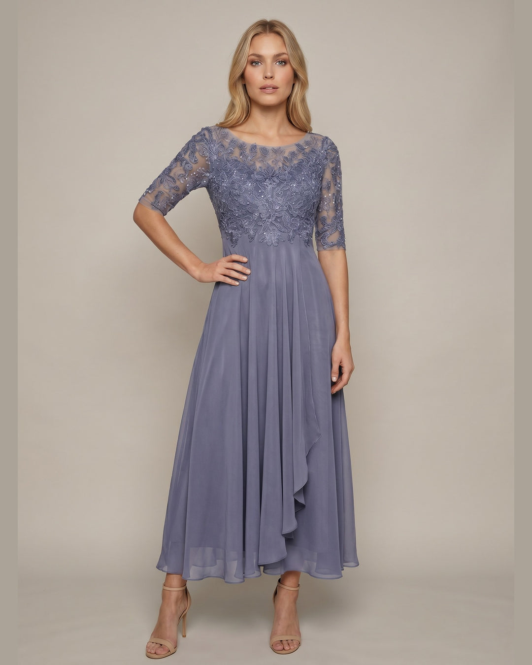 Model i Elegant Blondekjole - Feminin Kjole til Fest - Lilla